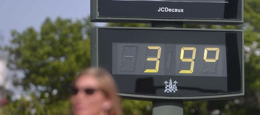 Un termómetro en la vía pública Un termómetro en la vía pública