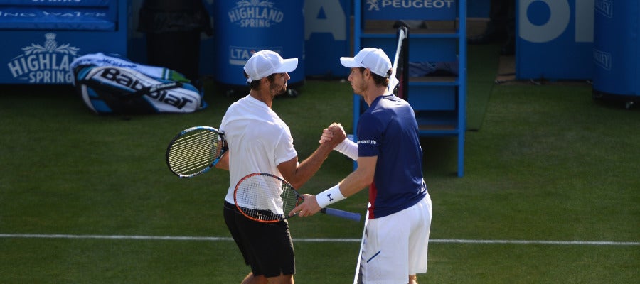 Jordan Thompson y Andy Murray se saludan tras el partido Jordan Thompson y Andy Murray se saludan tras el partido