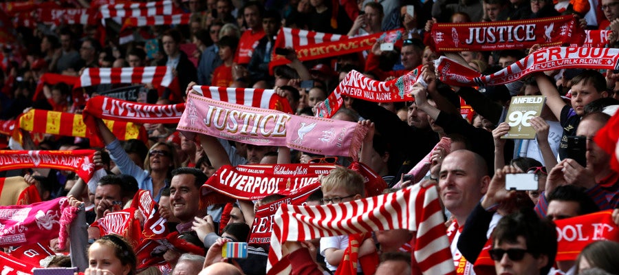 Los aficionados del Liverpool, cantando el 'You'll never walk alone' en Anfield Los aficionados del Liverpool, cantando el 'You'll never walk alone' en Anfield