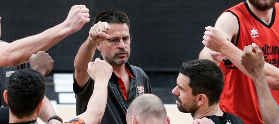 Pedro Martínez, en un entrenamiento de Valencia Basket Pedro Martínez, en un entrenamiento de Valencia Basket