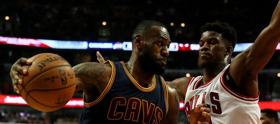 LeBron James intenta zafarse de la defensa de Jimmy Butler LeBron James intenta zafarse de la defensa de Jimmy Butler