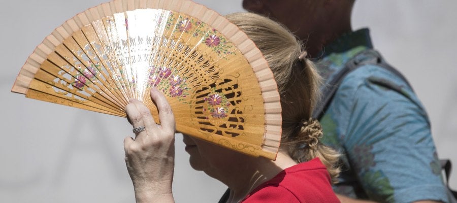Mujer se protege del sol por la ola de calor Mujer se protege del sol por la ola de calor