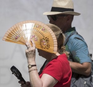 Mujer se protege del sol por la ola de calor Mujer se protege del sol por la ola de calor