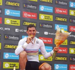 Manuel Sánchez 'Manolín' en el podio con la medalla de Campeón del Mundo. Manuel Sánchez 'Manolín' en el podio con la medalla de Campeón del Mundo.