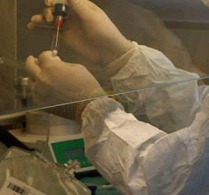 Una investigadora trabaja con una muestra en un laboratorio Una investigadora trabaja con una muestra en un laboratorio