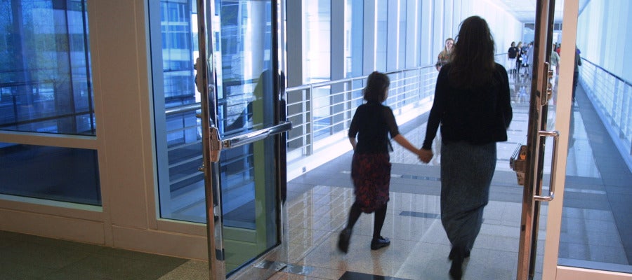 Niña con su madre Niña con su madre