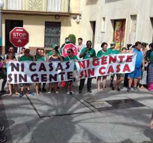 Miembros de la PAH Elx-Crevillent concentrados en la Plaça de Baix de Elche Miembros de la PAH Elx-Crevillent concentrados en la Plaça de Baix de Elche