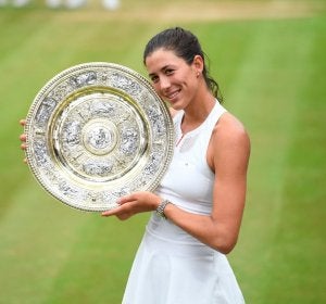 Garbiñe Muguruza posa con su trofeo de campeona de Wimbledon Garbiñe Muguruza posa con su trofeo de campeona de Wimbledon