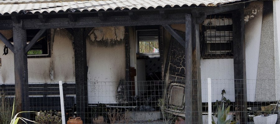 Restos de la casa del incendio en El Palmar (Cádiz) Restos de la casa del incendio en El Palmar (Cádiz)