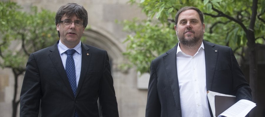 Carles Puigdemont y Oriol Junqueras, en el Parlament catalán en una imagen de archivo Carles Puigdemont y Oriol Junqueras, en el Parlament catalán en una imagen de archivo