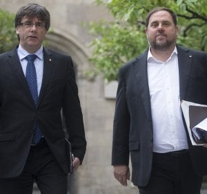 Carles Puigdemont y Oriol Junqueras, en el Parlament catalán en una imagen de archivo Carles Puigdemont y Oriol Junqueras, en el Parlament catalán en una imagen de archivo