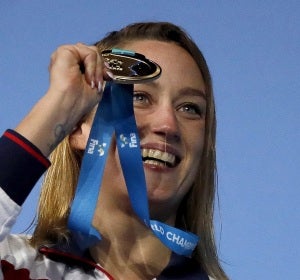 Mireia Belmonte posa con la medalla de oro Mireia Belmonte posa con la medalla de oro