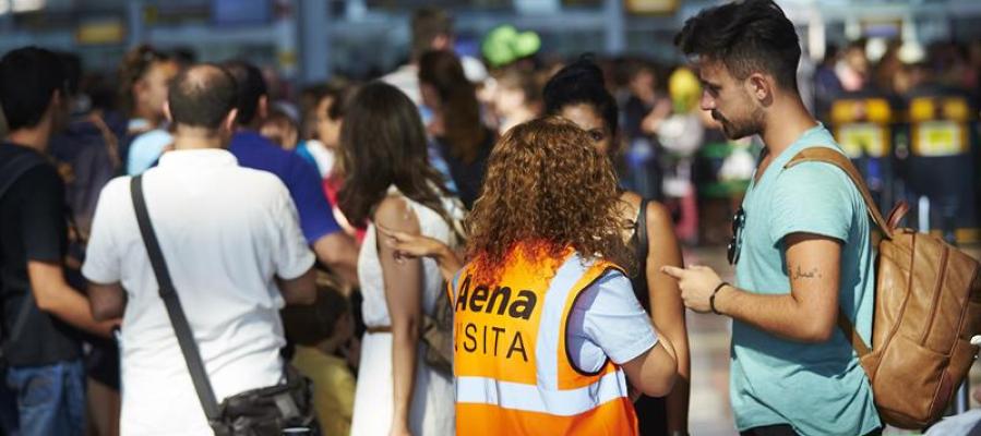 Una de las trabajadoras de Eulen del Aeropuerto de El Prat Una de las trabajadoras de Eulen del Aeropuerto de El Prat