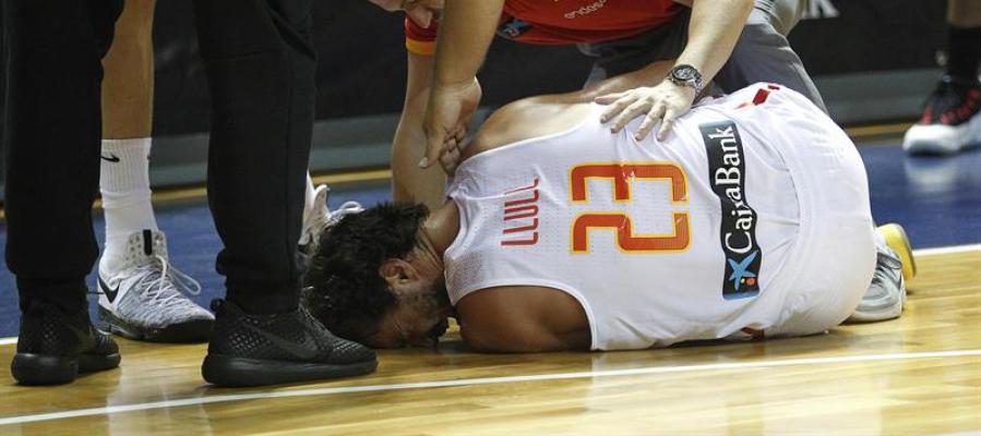 Sergio Llull se duele en la pista de su rodilla Sergio Llull se duele en la pista de su rodilla