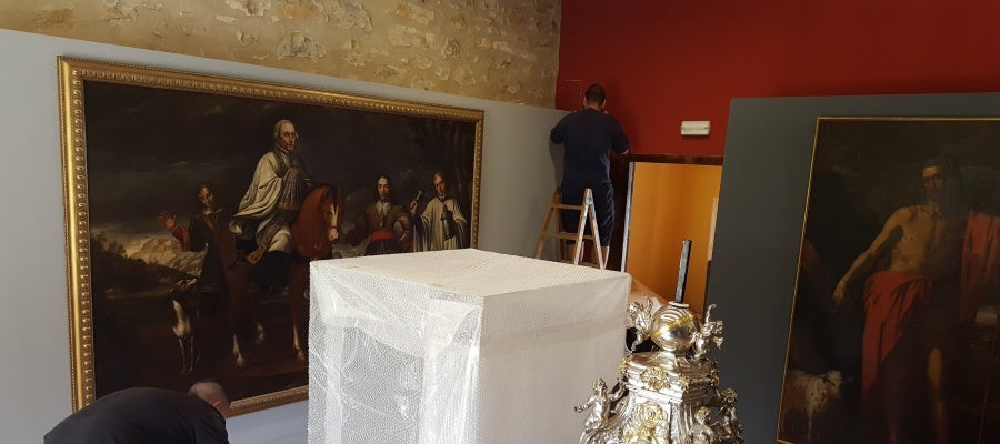 Los técnicos ultimando el montaje. Los técnicos ultimando el montaje.