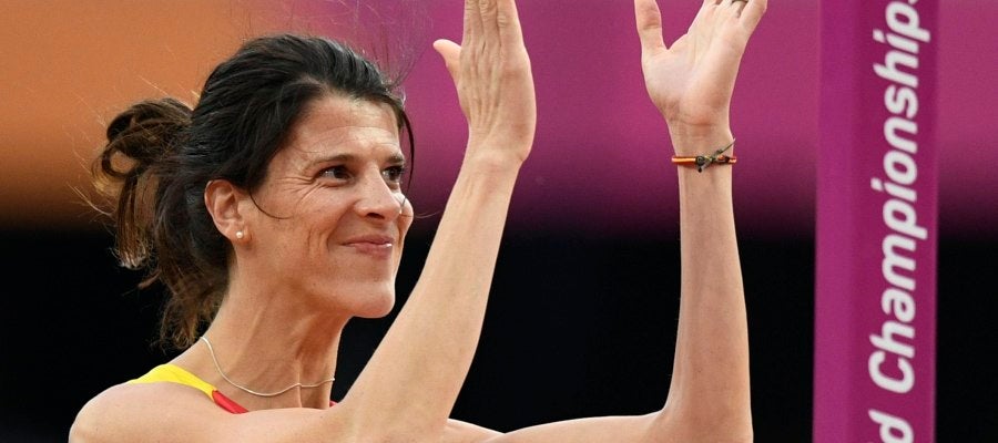 Ruth Beitia saluda al público de Londres durante la final de salto de altura Ruth Beitia saluda al público de Londres durante la final de salto de altura