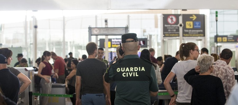 Guardia Civil en el Aeropuerto de El Prat-Barcelona Guardia Civil en el Aeropuerto de El Prat-Barcelona