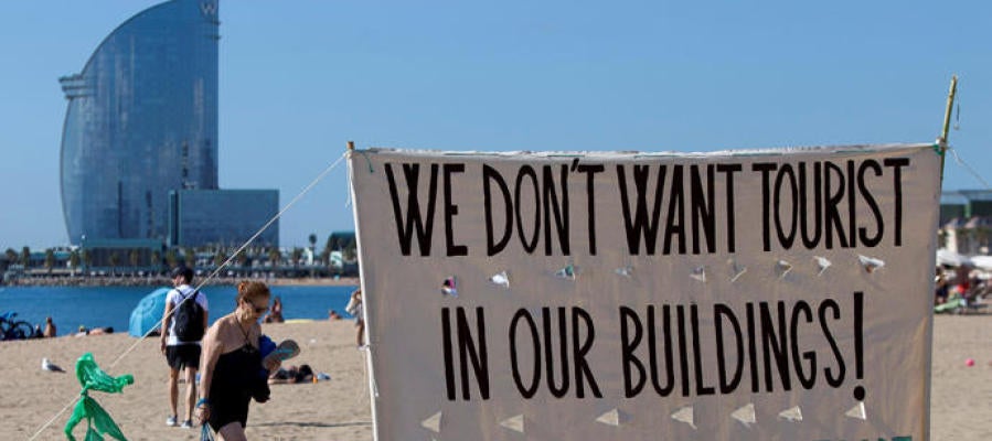 Pancarta en la playa de la Barceloneta. Pancarta en la playa de la Barceloneta.