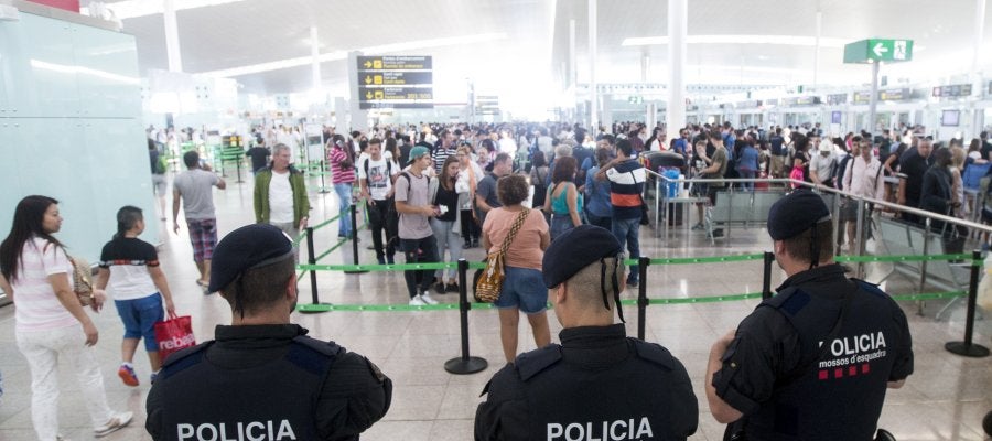 Agentes de los Mossos d'Esquadra controlan de los accesos a las puertas de embarque en el Aeropuerto de El Prat Agentes de los Mossos d'Esquadra controlan de los accesos a las puertas de embarque en el Aeropuerto de El Prat