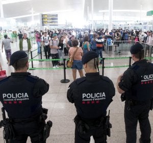 Agentes de los Mossos d'Esquadra controlan de los accesos a las puertas de embarque en el Aeropuerto de El Prat Agentes de los Mossos d'Esquadra controlan de los accesos a las puertas de embarque en el Aeropuerto de El Prat