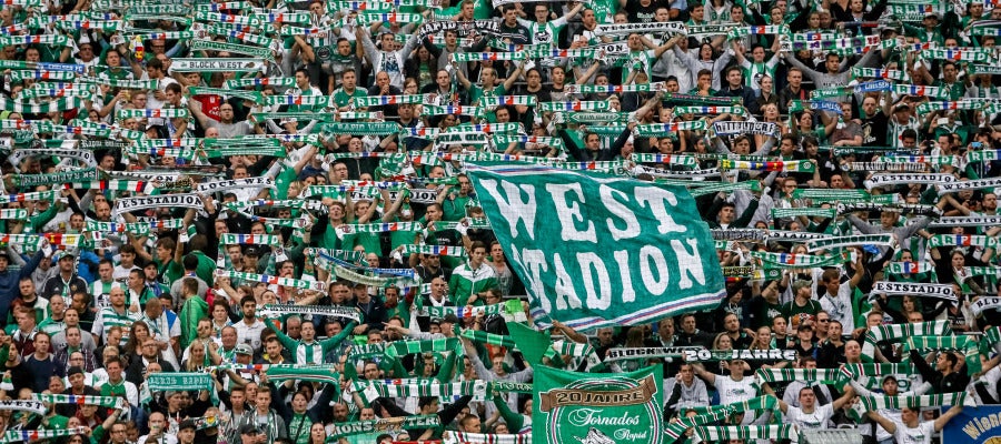 Aficionados del Rapid de Viena, durante un amistoso contra el Chelsea Aficionados del Rapid de Viena, durante un amistoso contra el Chelsea