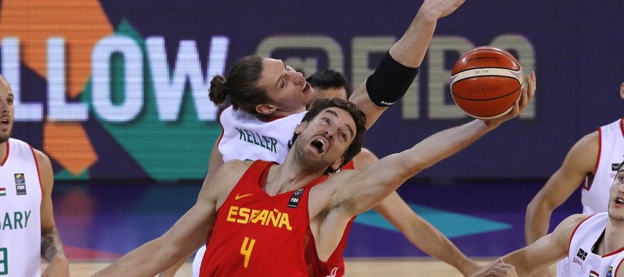 Pau Gasol intenta capturar un rebote ante Hungría Pau Gasol intenta capturar un rebote ante Hungría