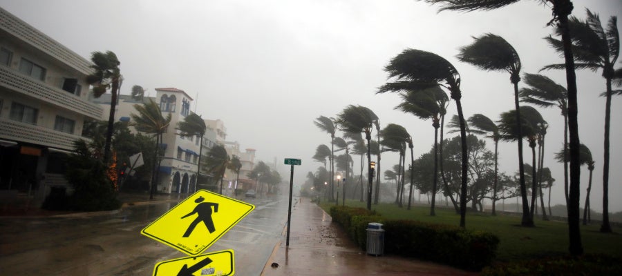 Viento fuerte es visto a lo largo de Ocean Drive en South Beach mientras el huracán Irma llega al sur de Florida, en Miami Beach, Florida Viento fuerte es visto a lo largo de Ocean Drive en South Beach mientras el huracán Irma llega al sur de Florida, en Miami Beach, Florida