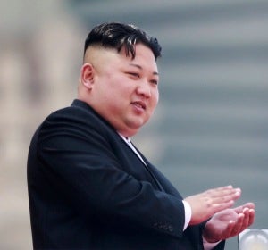 Fotografía de archivo que muestra al líder norcoreano Kim Jong-un mientras aplaude desde un balcón durante un desfile Fotografía de archivo que muestra al líder norcoreano Kim Jong-un mientras aplaude desde un balcón durante un desfile