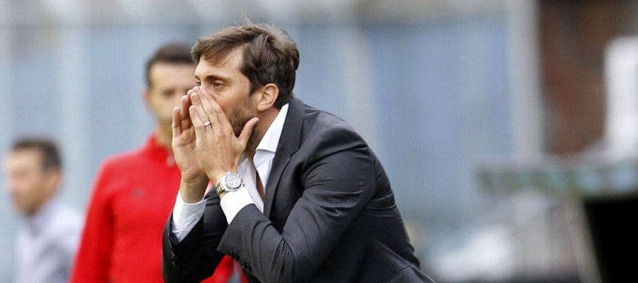 Luis Zubeldía da instrucciones a sus jugadores desde la banda Luis Zubeldía da instrucciones a sus jugadores desde la banda