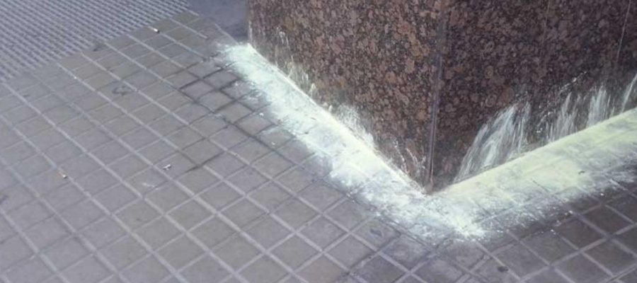Esquina cubierta con azufre Esquina cubierta con azufre