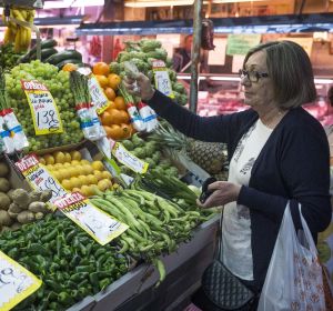 En la imagen, una mujer hace su compra en una frutería del mercado Maravilla en Madrid. En la imagen, una mujer hace su compra en una frutería del mercado Maravilla en Madrid.