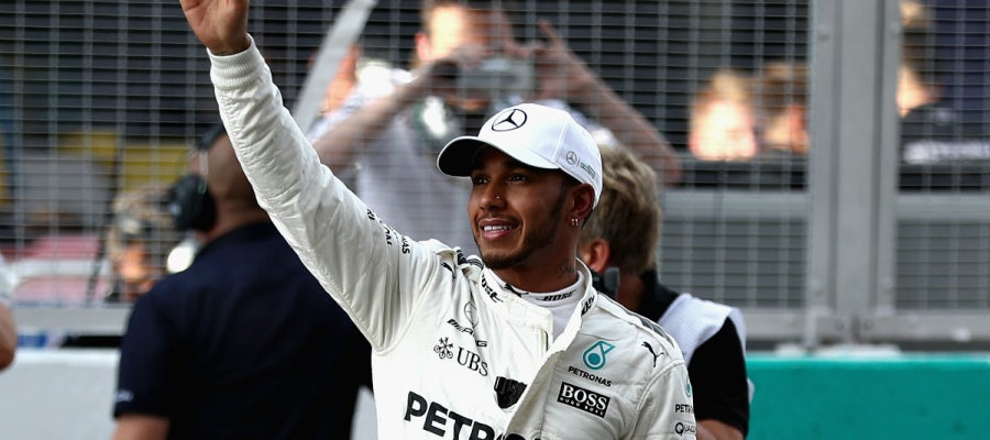 Hamilton saluda a la grada Hamilton saluda a la grada
