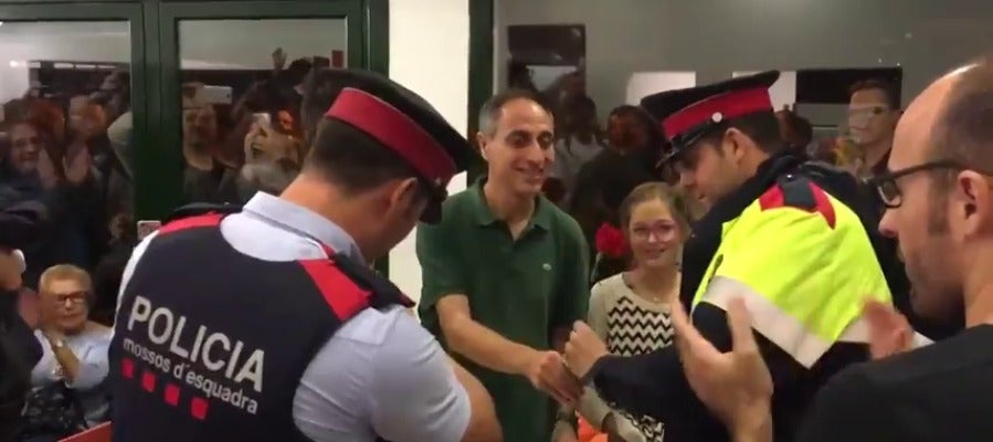 Mossos d'Esquadra reciben claveles Mossos d'Esquadra reciben claveles