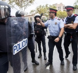 Agentes antidisturbios de la Policía Nacional y de los Mossos d' Esquadra Agentes antidisturbios de la Policía Nacional y de los Mossos d' Esquadra