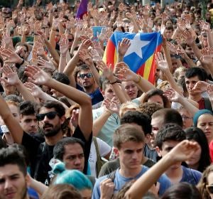 Estudiantes se manifiestan en Plaza Cataluña, en Barcelona Estudiantes se manifiestan en Plaza Cataluña, en Barcelona