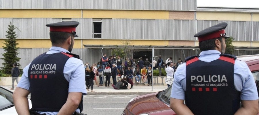Mossos ante el colegio Gili Gayà de Lleida Mossos ante el colegio Gili Gayà de Lleida