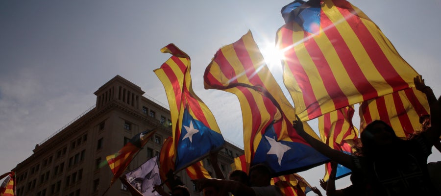 Manifestantes sostienen banderas esteladas durante la huelga del 3-O Manifestantes sostienen banderas esteladas durante la huelga del 3-O