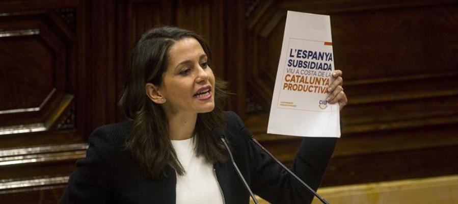 Inés Arrimadas responde a Puigdemont en el Parlament Inés Arrimadas responde a Puigdemont en el Parlament