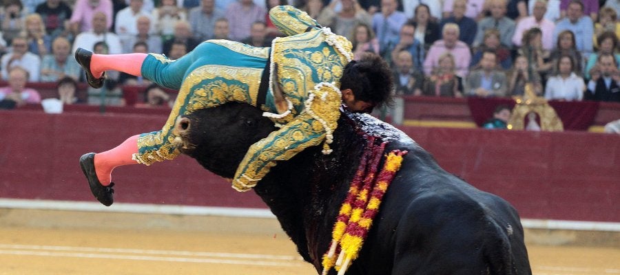 Cogida a Cayetano Rivera en Zaragoza Cogida a Cayetano Rivera en Zaragoza