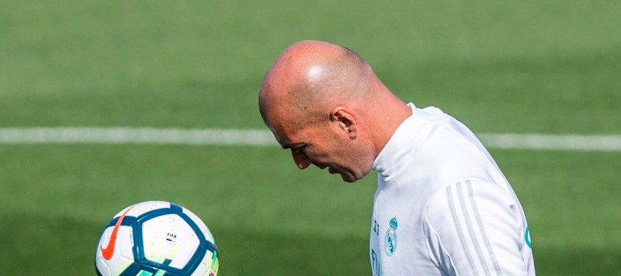 Zidane da toques durante un entrenamiento del Real Madrid Zidane da toques durante un entrenamiento del Real Madrid