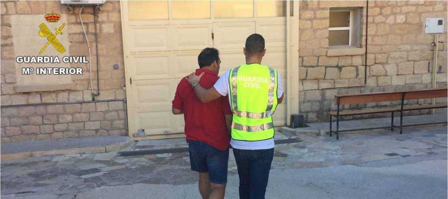 Un agente de la Guardia Civil con el detenido Un agente de la Guardia Civil con el detenido