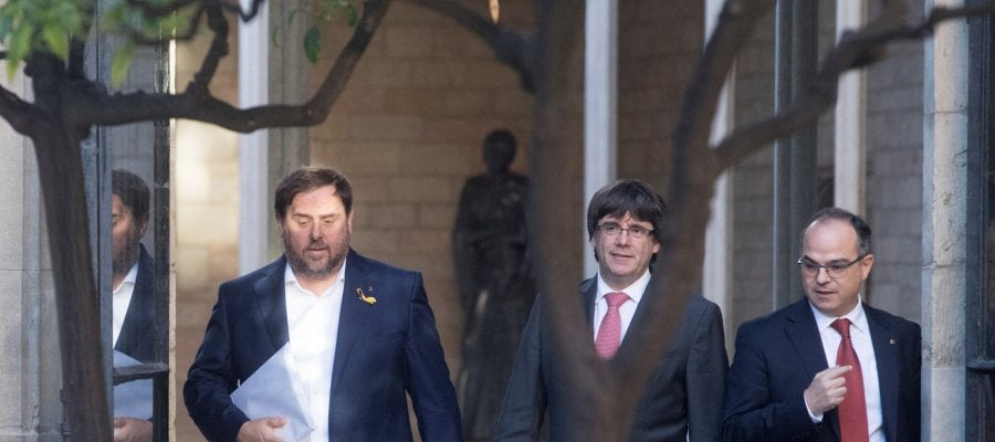 Carles Puigdemont, president de la Generalitat, entre el vicepresident, Oriol Junqueras, y el portavoz del Govern, Jordi Turull Carles Puigdemont, president de la Generalitat, entre el vicepresident, Oriol Junqueras, y el portavoz del Govern, Jordi Turull