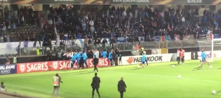 Evra da una patada a un aficionado Evra da una patada a un aficionado