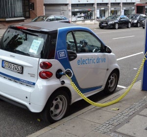 Las baterías de coches eléctricos e híbridos enchufables se cargan conectándolas a la red Las baterías de coches eléctricos e híbridos enchufables se cargan conectándolas a la red