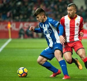 Martín intenta retener el esférico ante la presión de Borja García durante el Girona - Alavés Martín intenta retener el esférico ante la presión de Borja García durante el Girona - Alavés