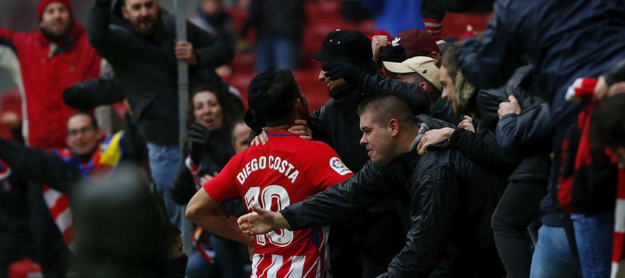 Diego Costa celebra su gol con los aficionados atléticos en la grada Diego Costa celebra su gol con los aficionados atléticos en la grada