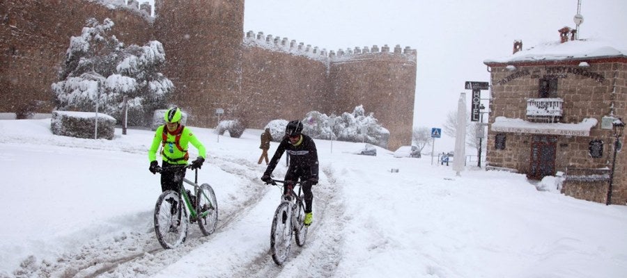 La nieve aisla por carretera las ciudades de Ávila y Madrid La nieve aisla por carretera las ciudades de Ávila y Madrid