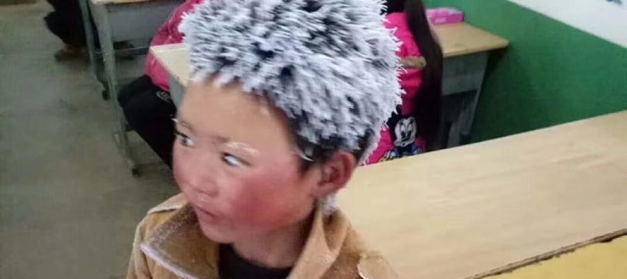 La imagen del niño con el pelo congelado La imagen del niño con el pelo congelado