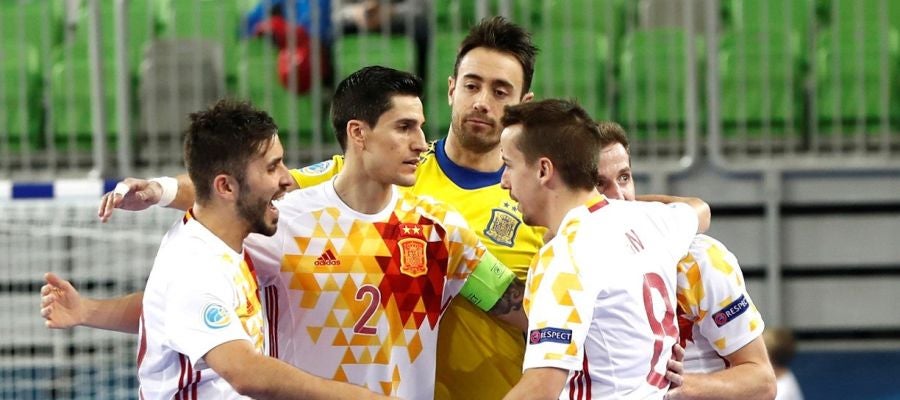 La selección española de fútbol sala celebra su triunfo La selección española de fútbol sala celebra su triunfo