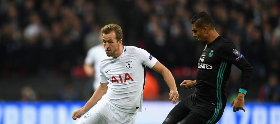 Harry Kane intenta zafarse de Casemiro Harry Kane intenta zafarse de Casemiro